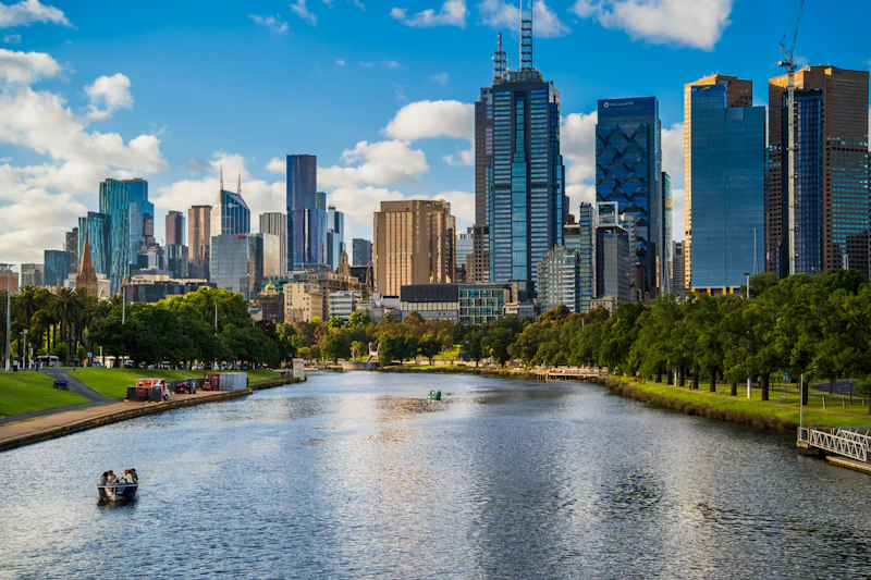 Melbourne lifestyle — outdoor dining and waterfront living in Victoria